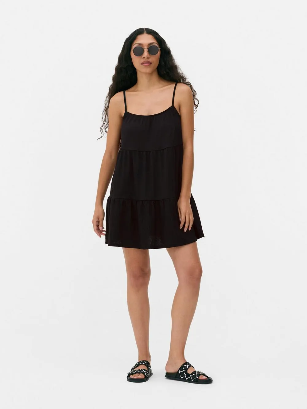 Vestido corto de tirantes a capas