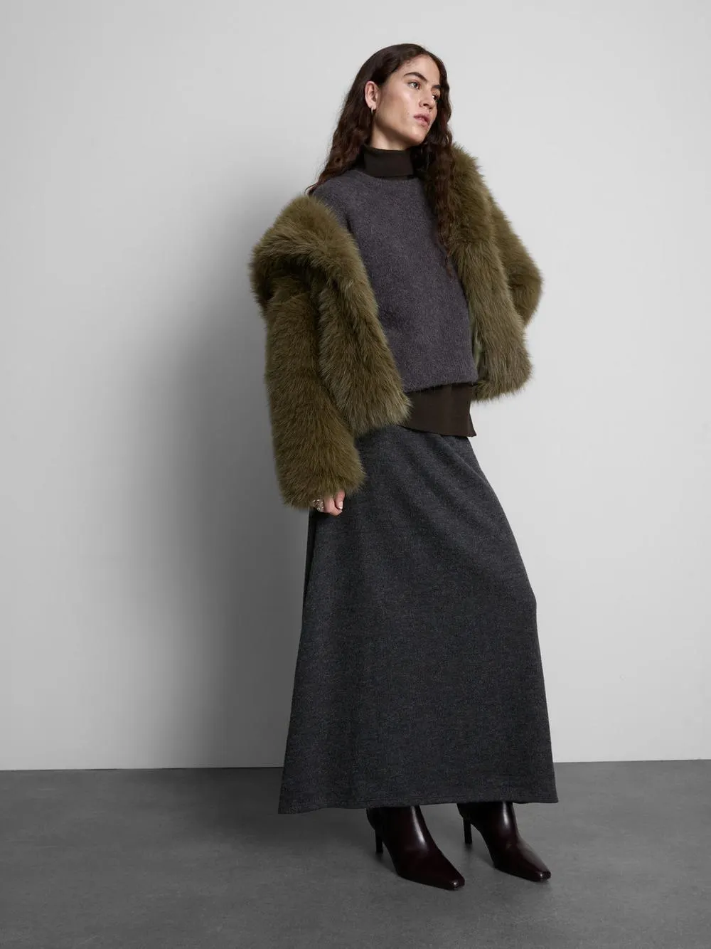 Lujosa chaqueta de pelo sintético con capucha