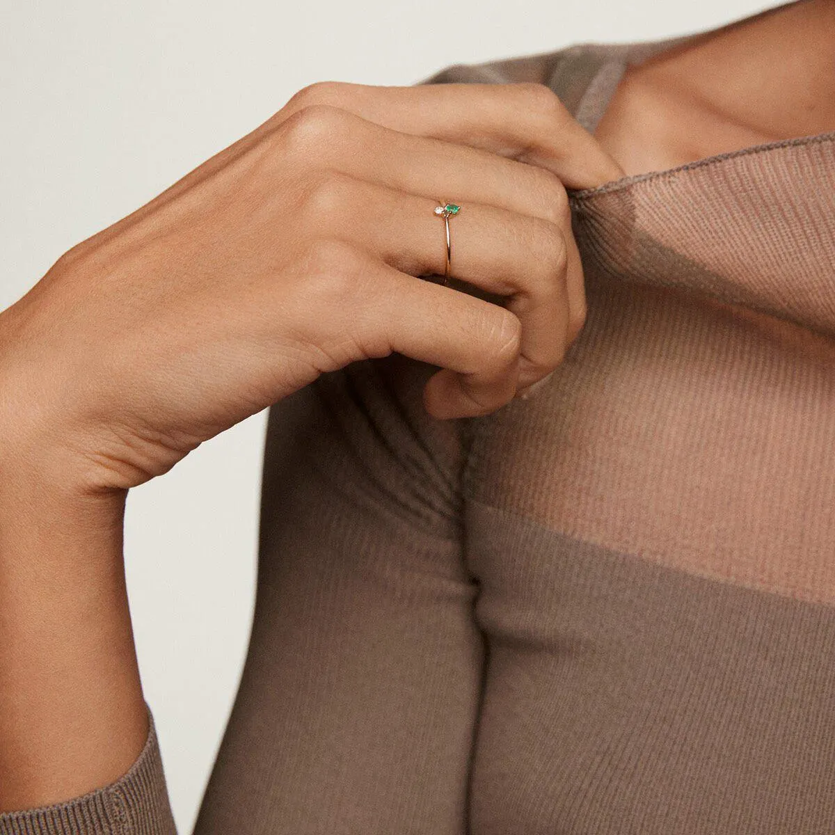 Anillo solitario cuerpo esmeralda oro 9kt