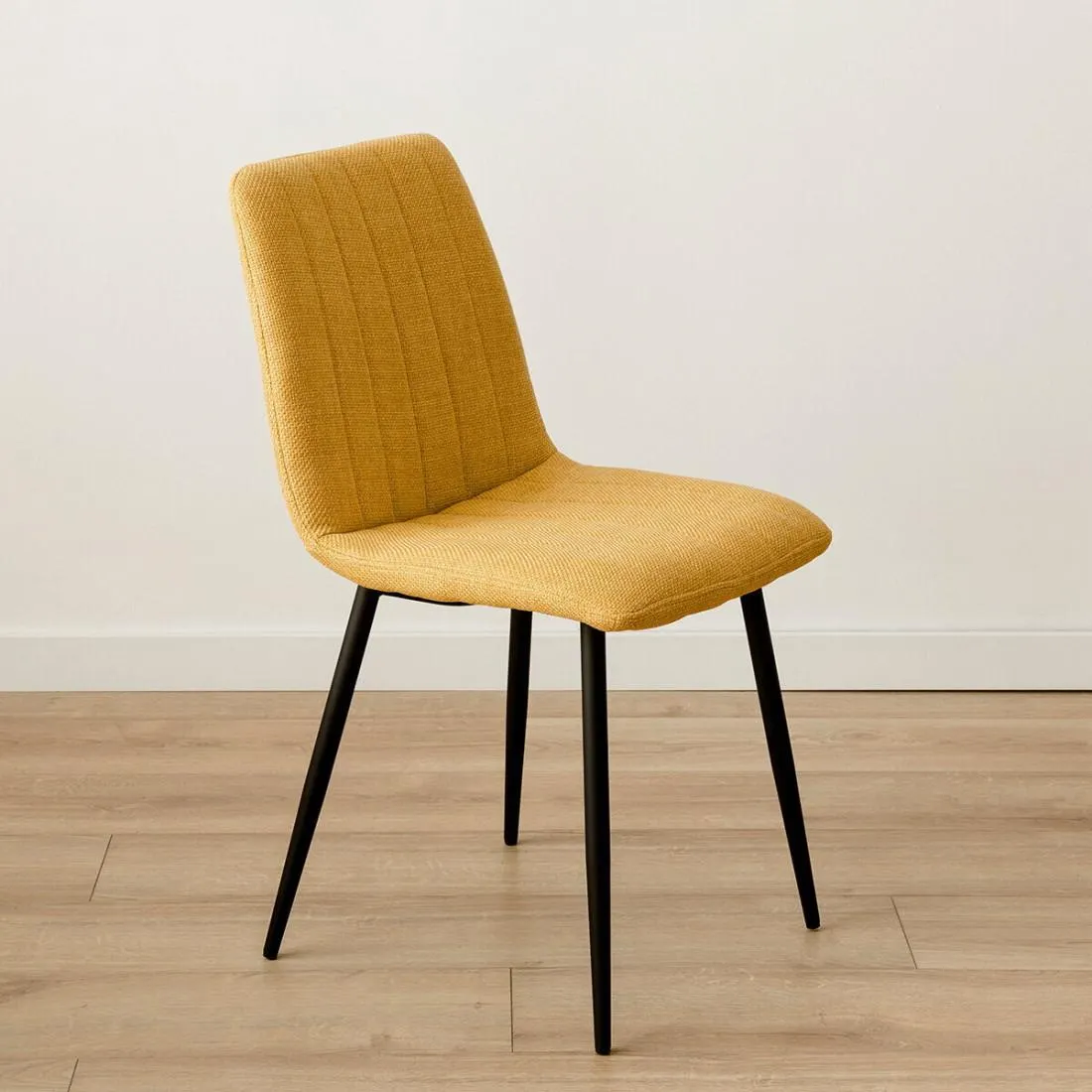 Silla tapizada mostaza