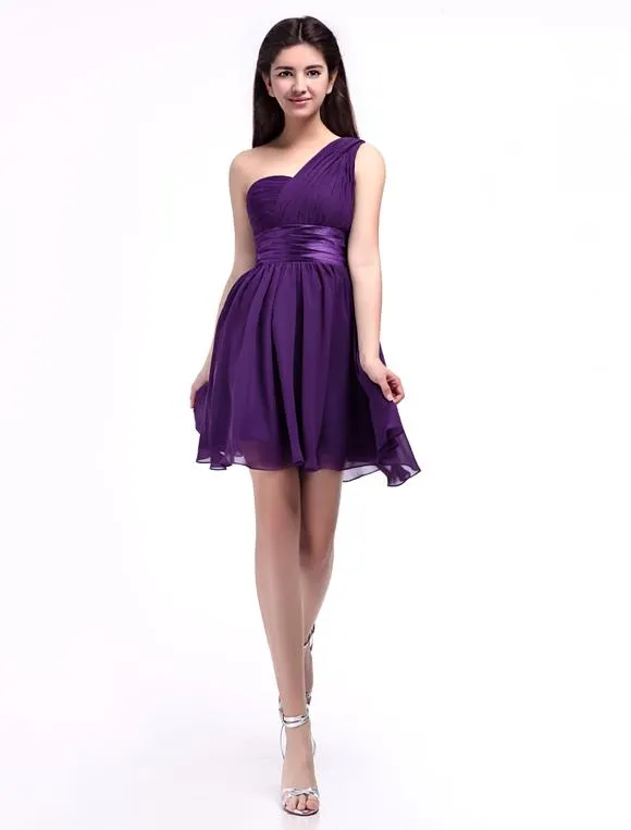 Vestido de damas de honor de chifón de color lavanda con escote a un solo hombro con faja mini