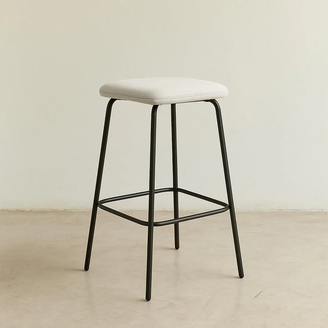 Taburete tapizado beige