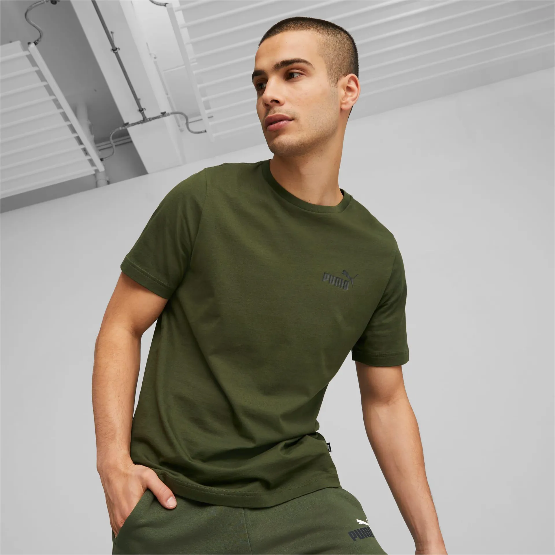 Camiseta con logotipo pequeño Essentials para hombre