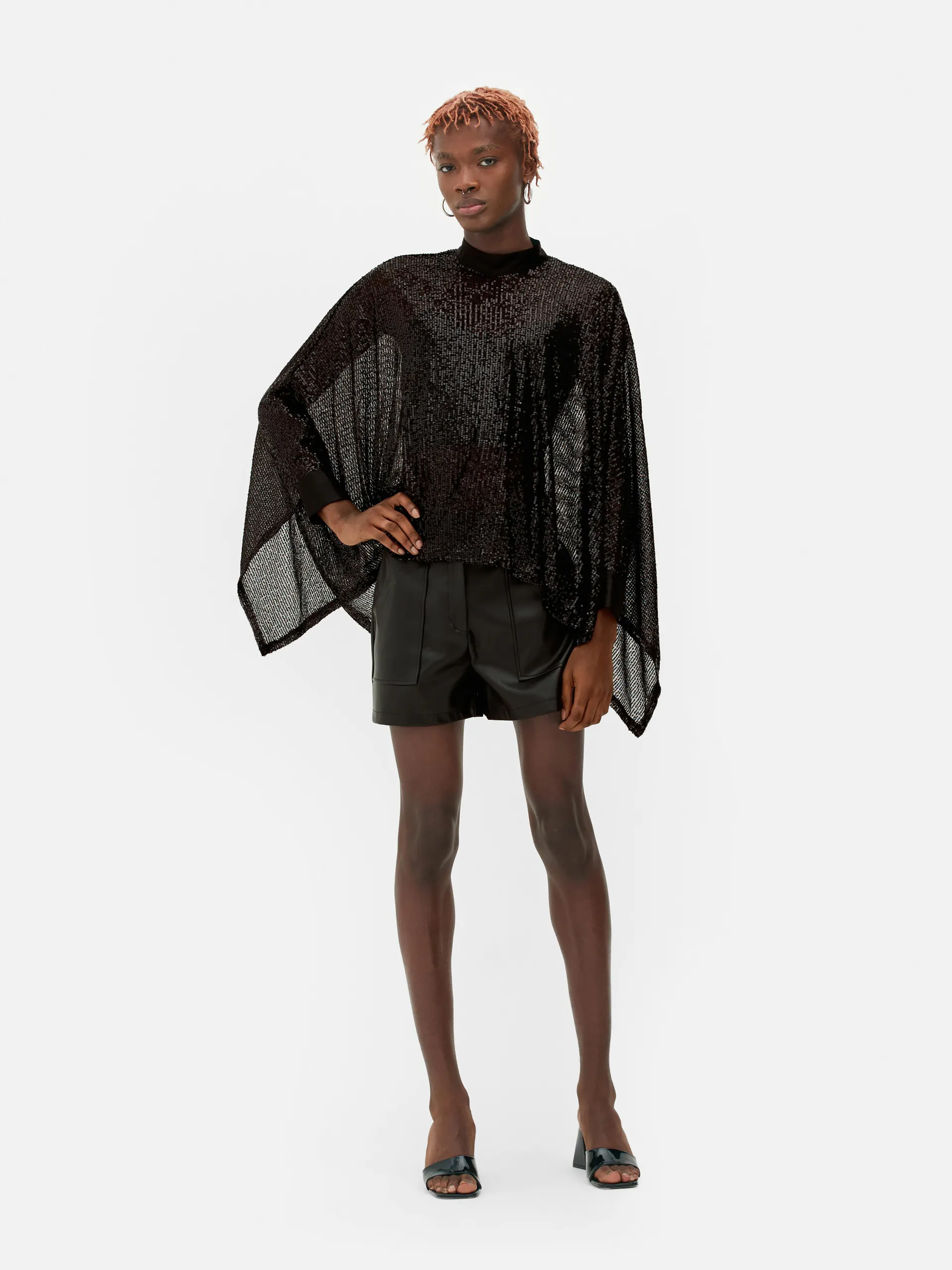 Mantella con orlo a fazzoletto e paillettes