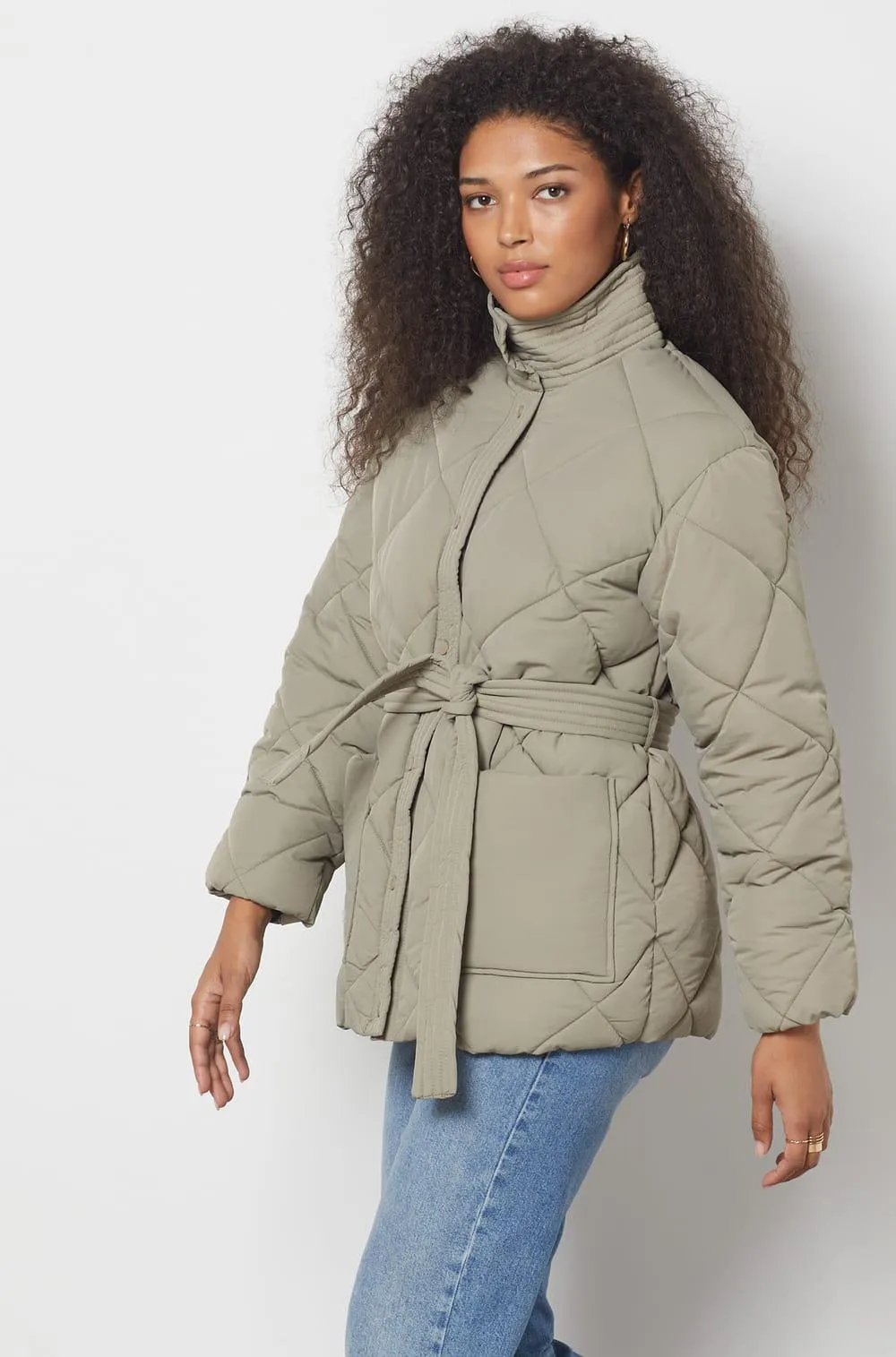 Abrigo acolchado con cinturón