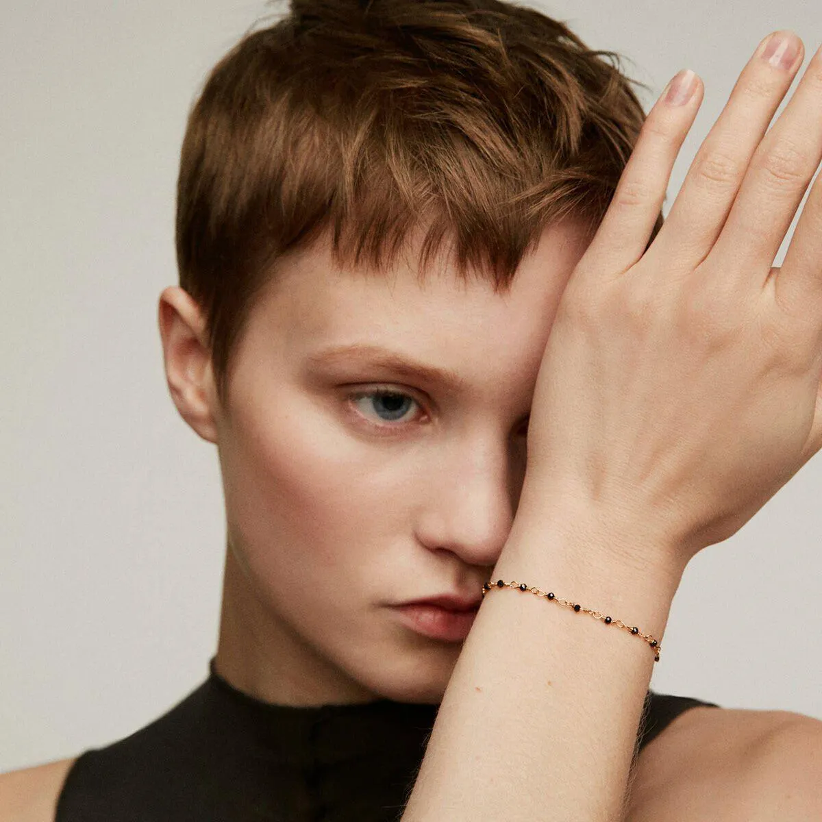 Pulsera cadena espinelas negras plata recubierta oro