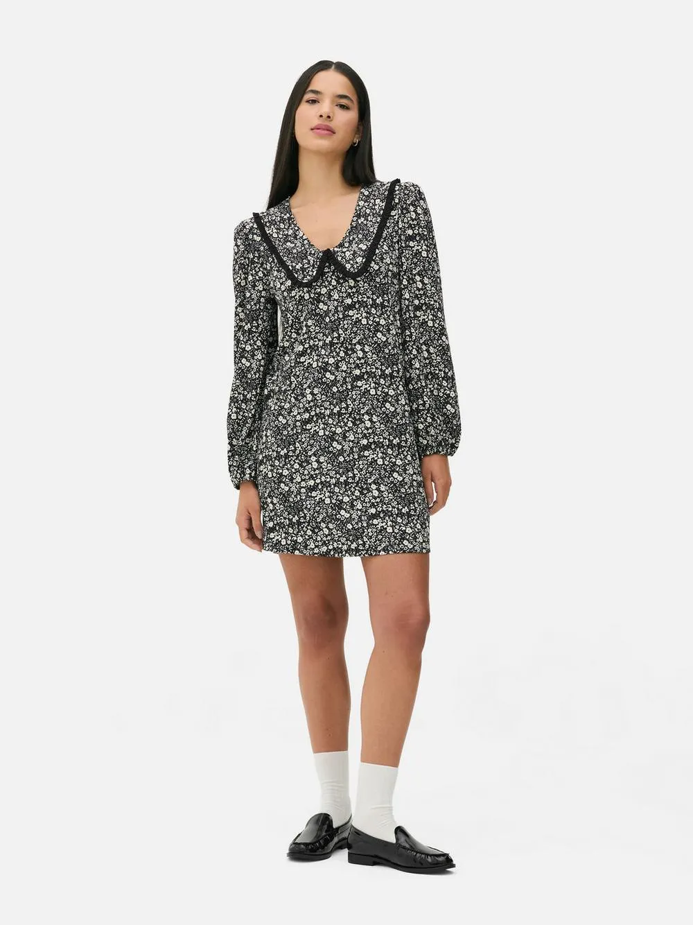 Minišaty s květinovým volánovým límcem