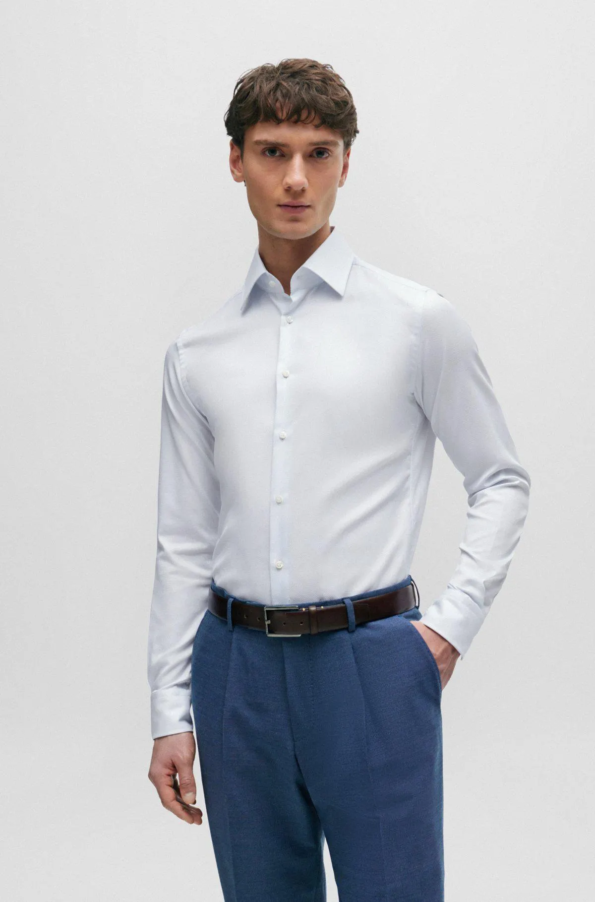 Camisa slim fit en dobby de algodón con puños en ángulo