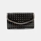 Clutch de mujer con tachuelas