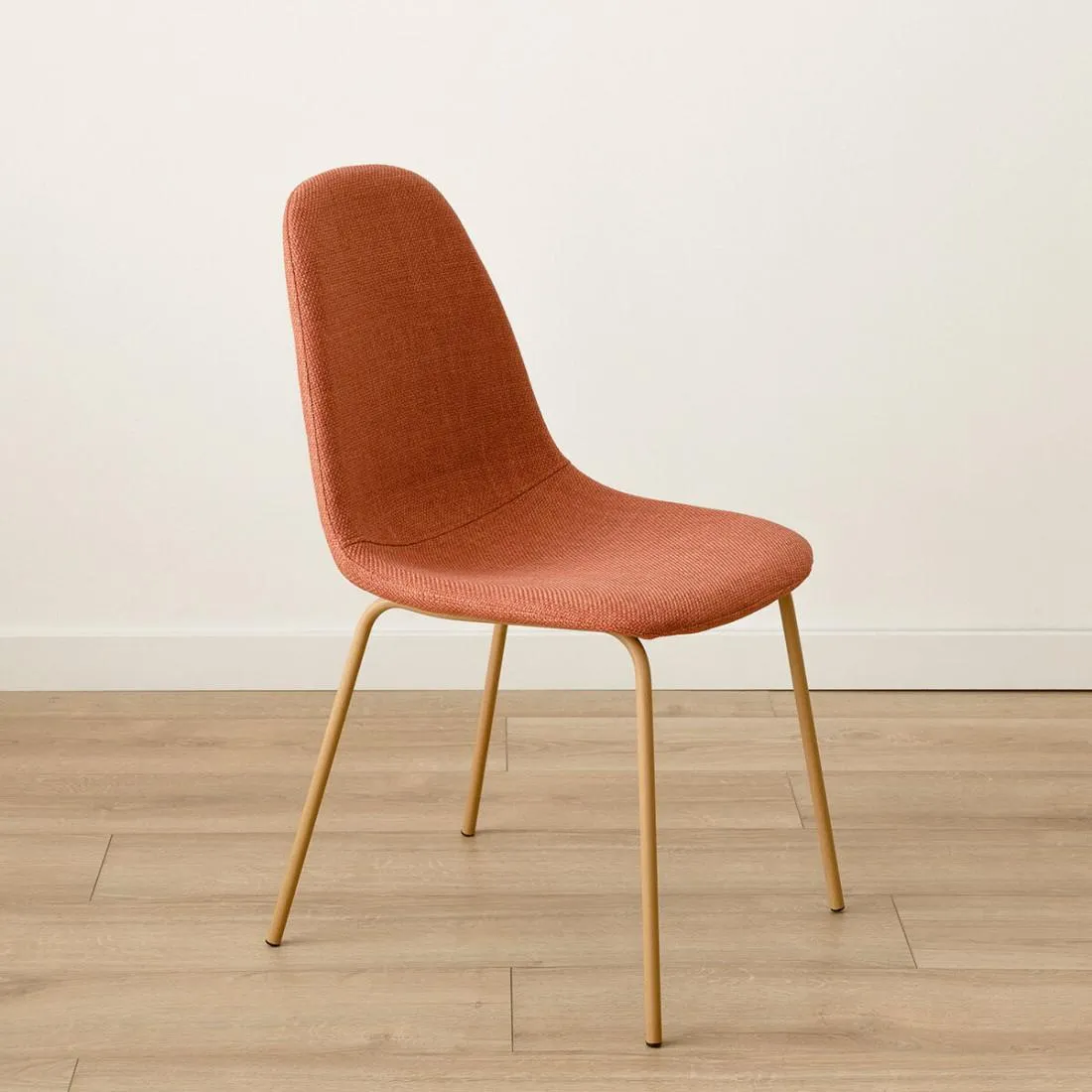 Silla tapizada terracota