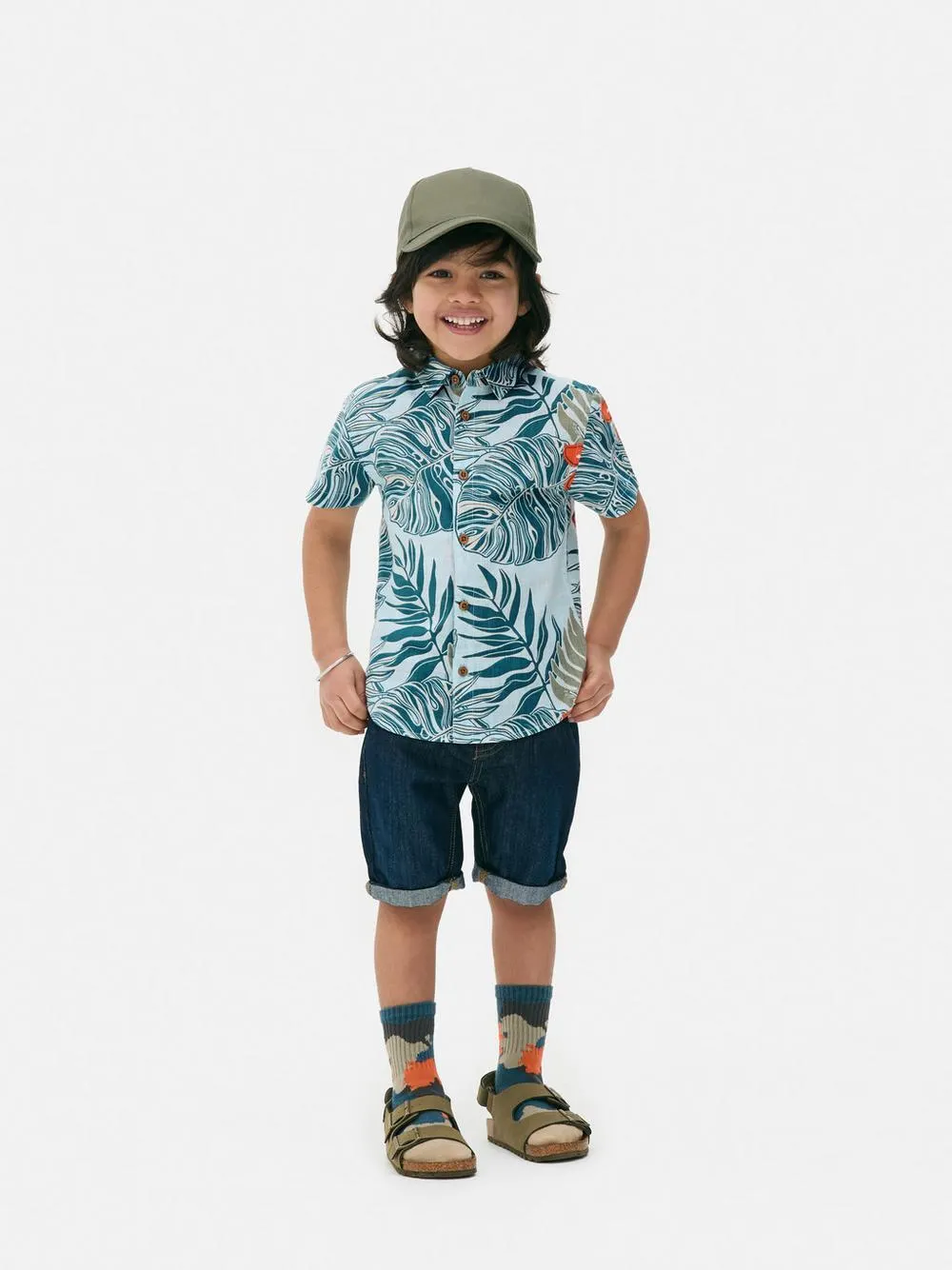 Camisa con hojas tropicales