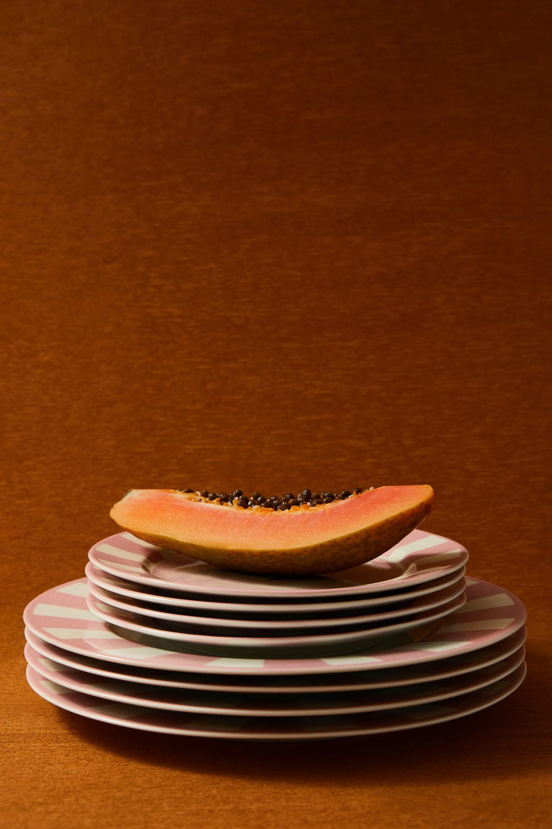 Plato mediano de porcelana con motivo