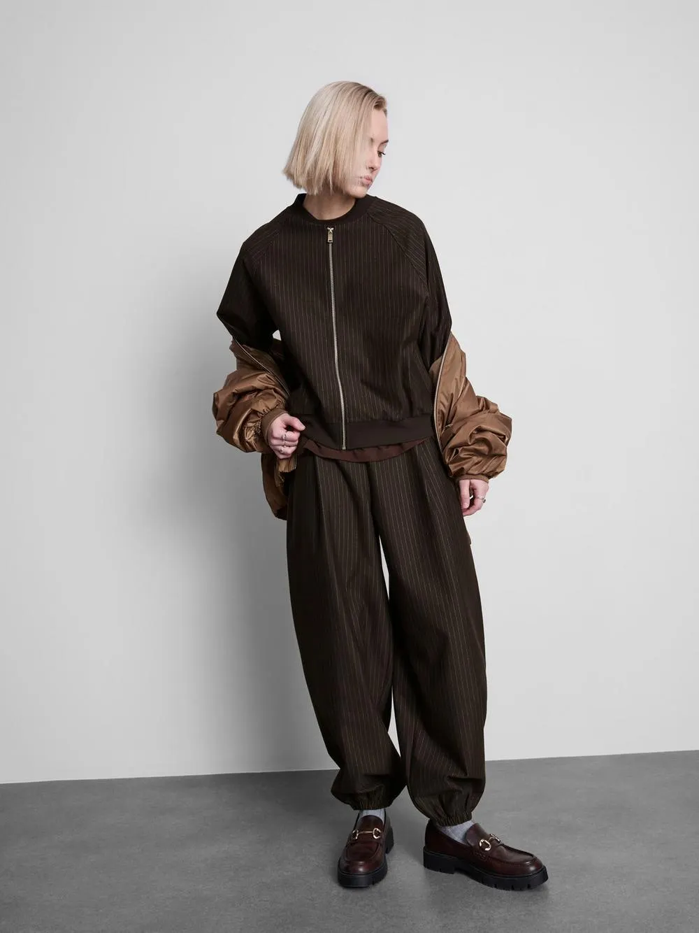 Bómber con raya diplomática y cremallera