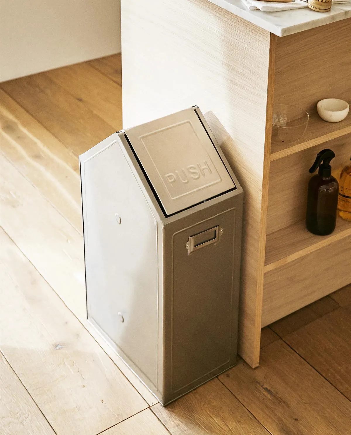 PAPELERA CON TAPA (20L)