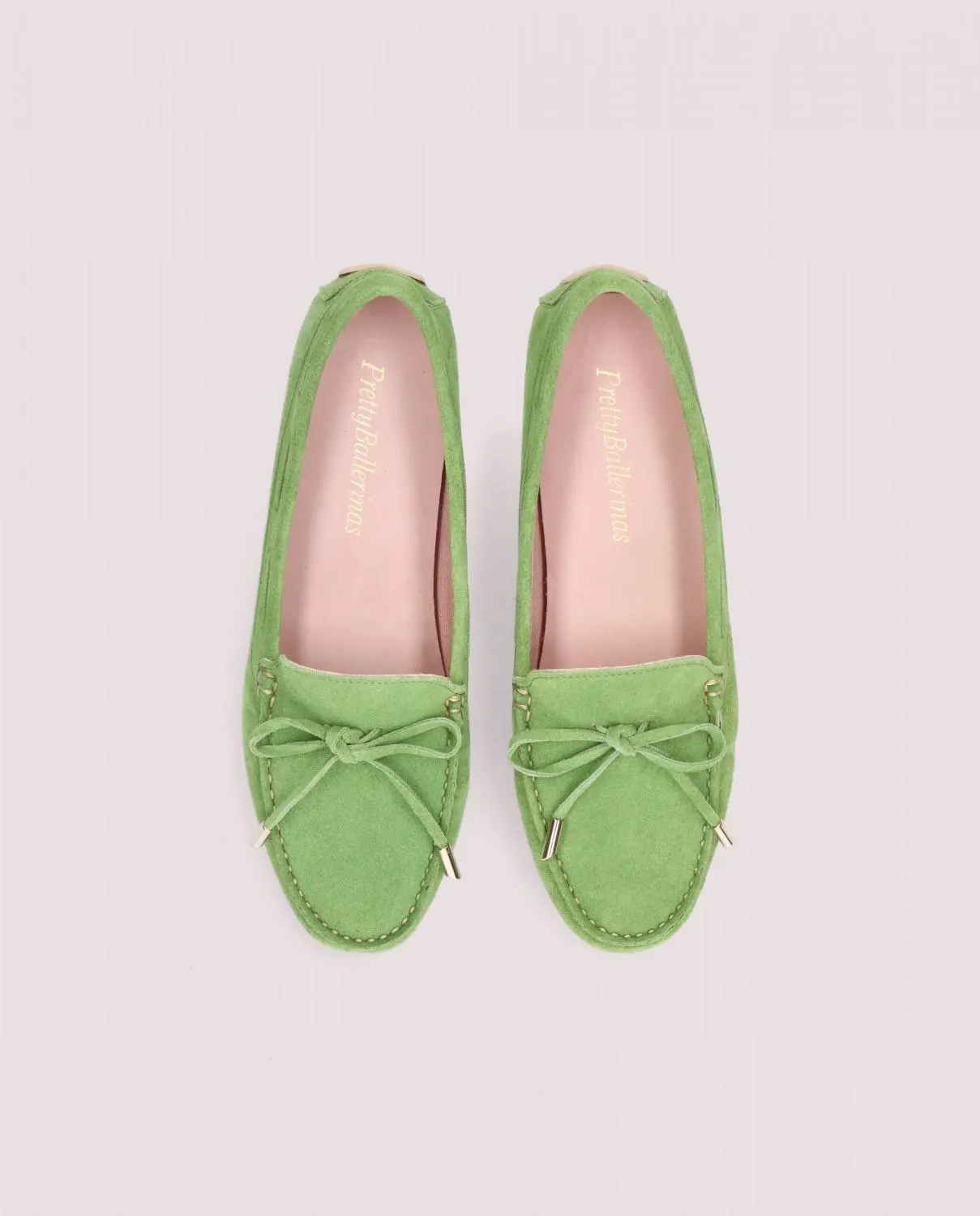 Mocasín modelo Josephine en ante verde con suela de goma, plantilla y forro de piel.