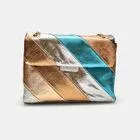 Bolso bandolera con correa corrediza y estampado laminado