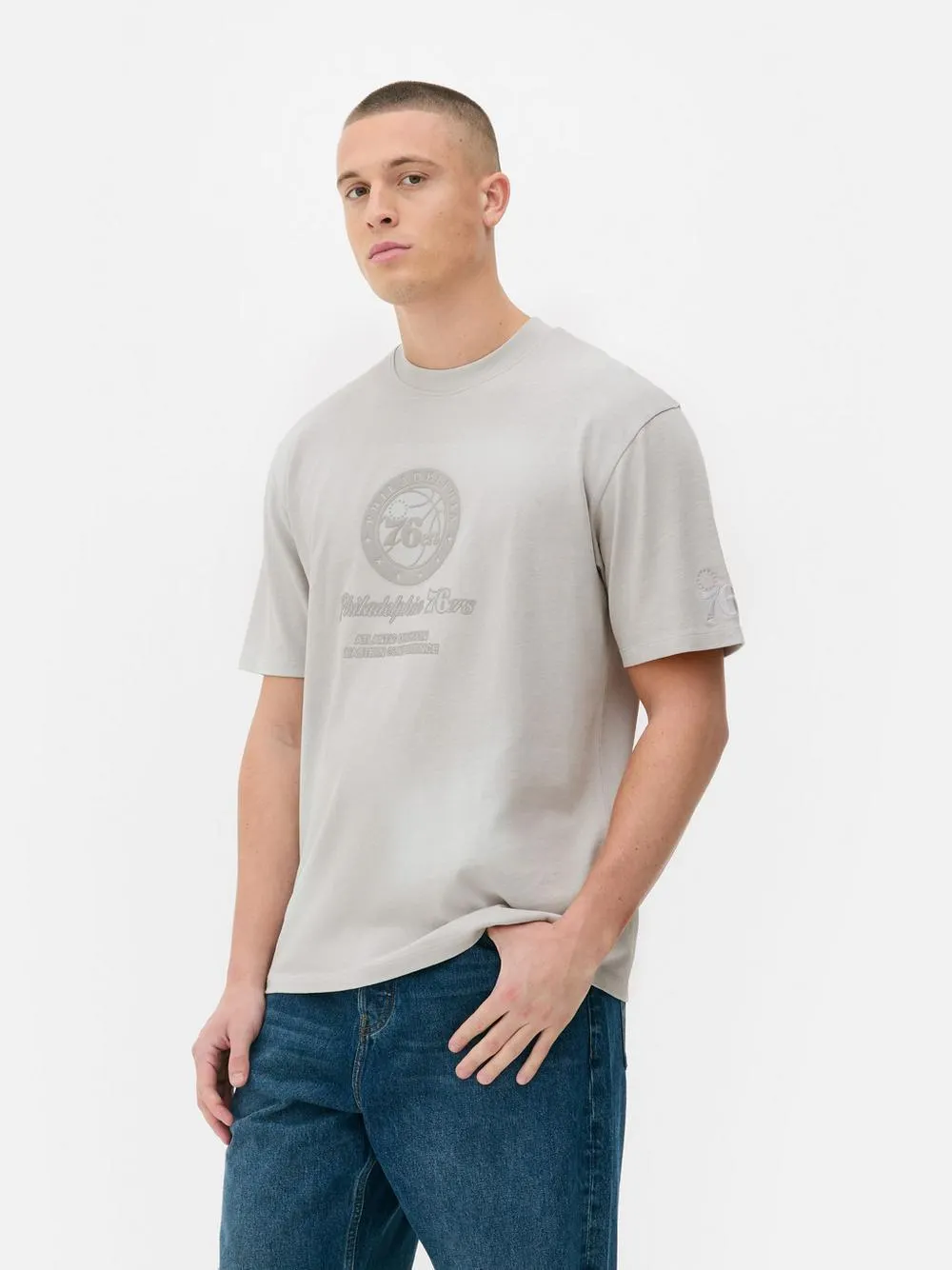 Camiseta gráfica de los Philadelphia 76ers de la NBA