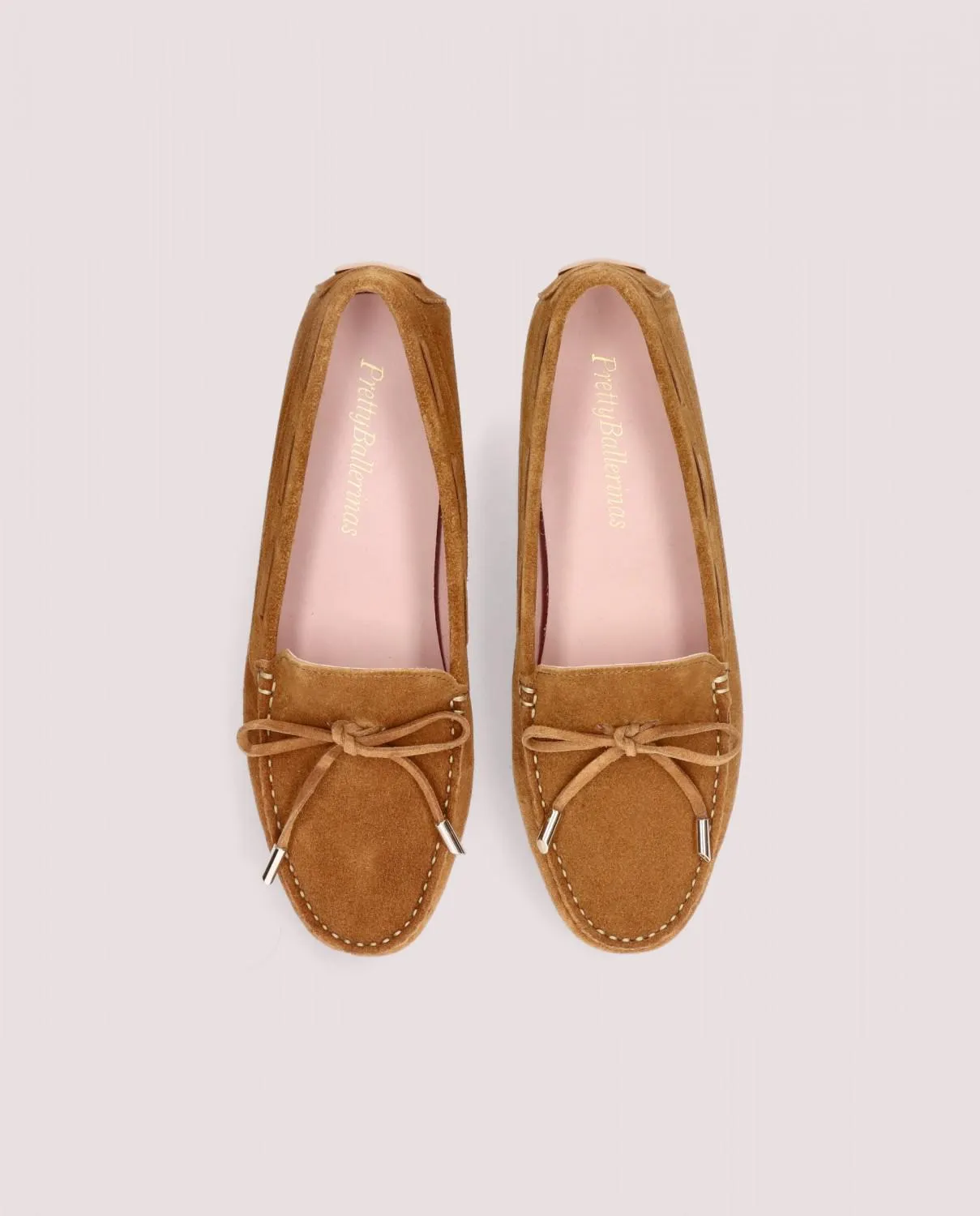 Mocasín modelo Josephine en ante color cuero con suela de goma, plantilla y forro de piel.