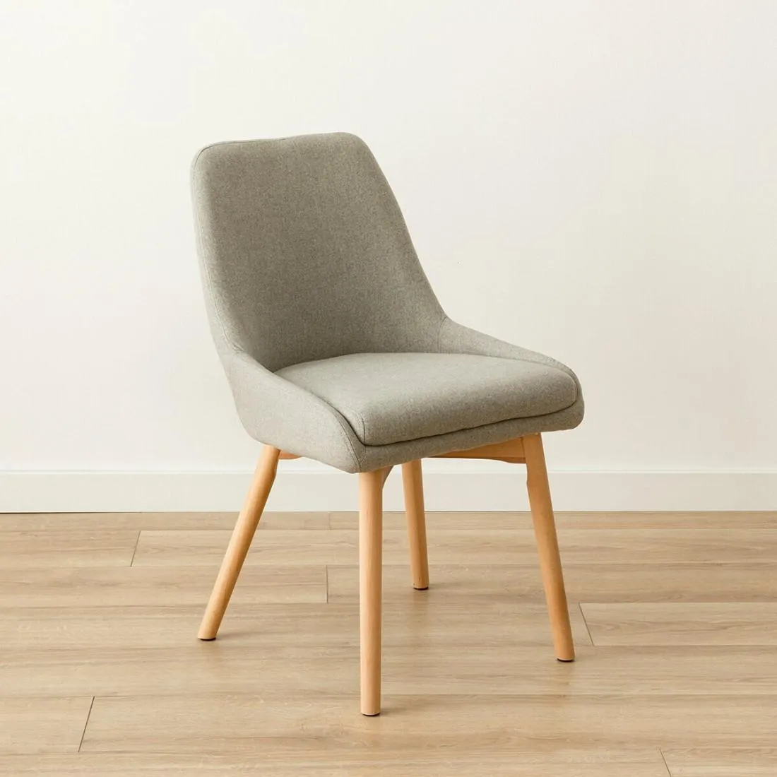 Silla tapizada gris claro