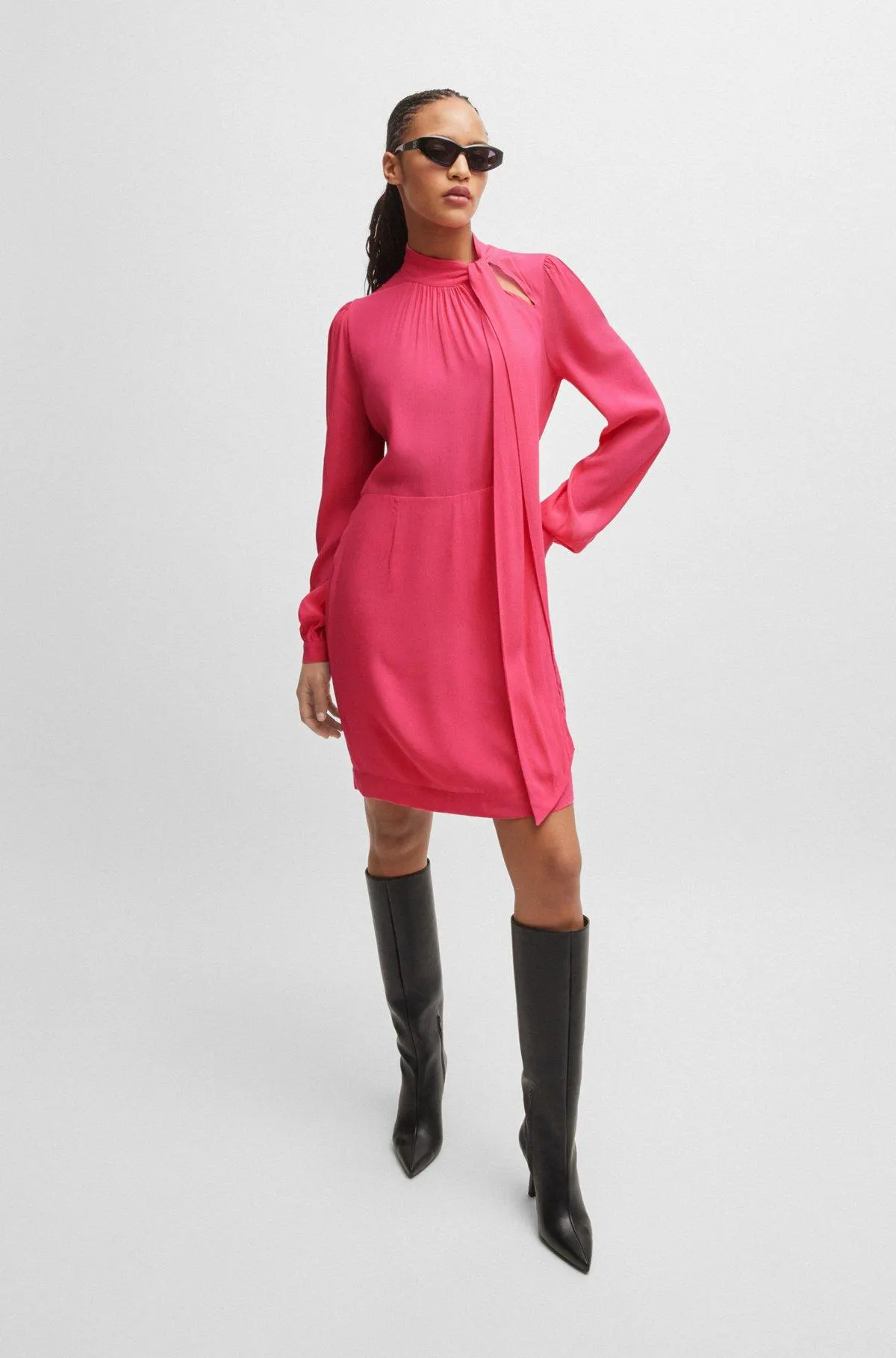 Vestido de manga larga en tejido de crepé con lazo en el cuello