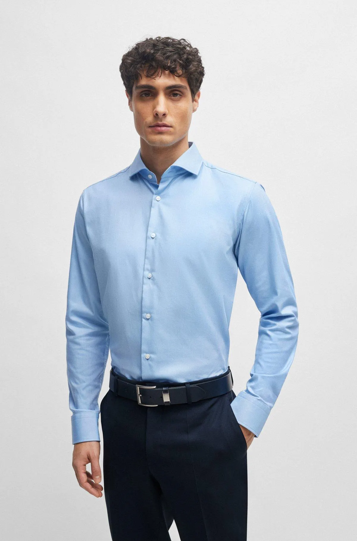 Camisa regular fit en sarga de algodón elástico de planchado fácil