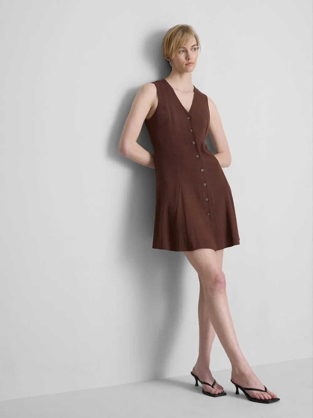 Vestido corto sin mangas con cuello de pico