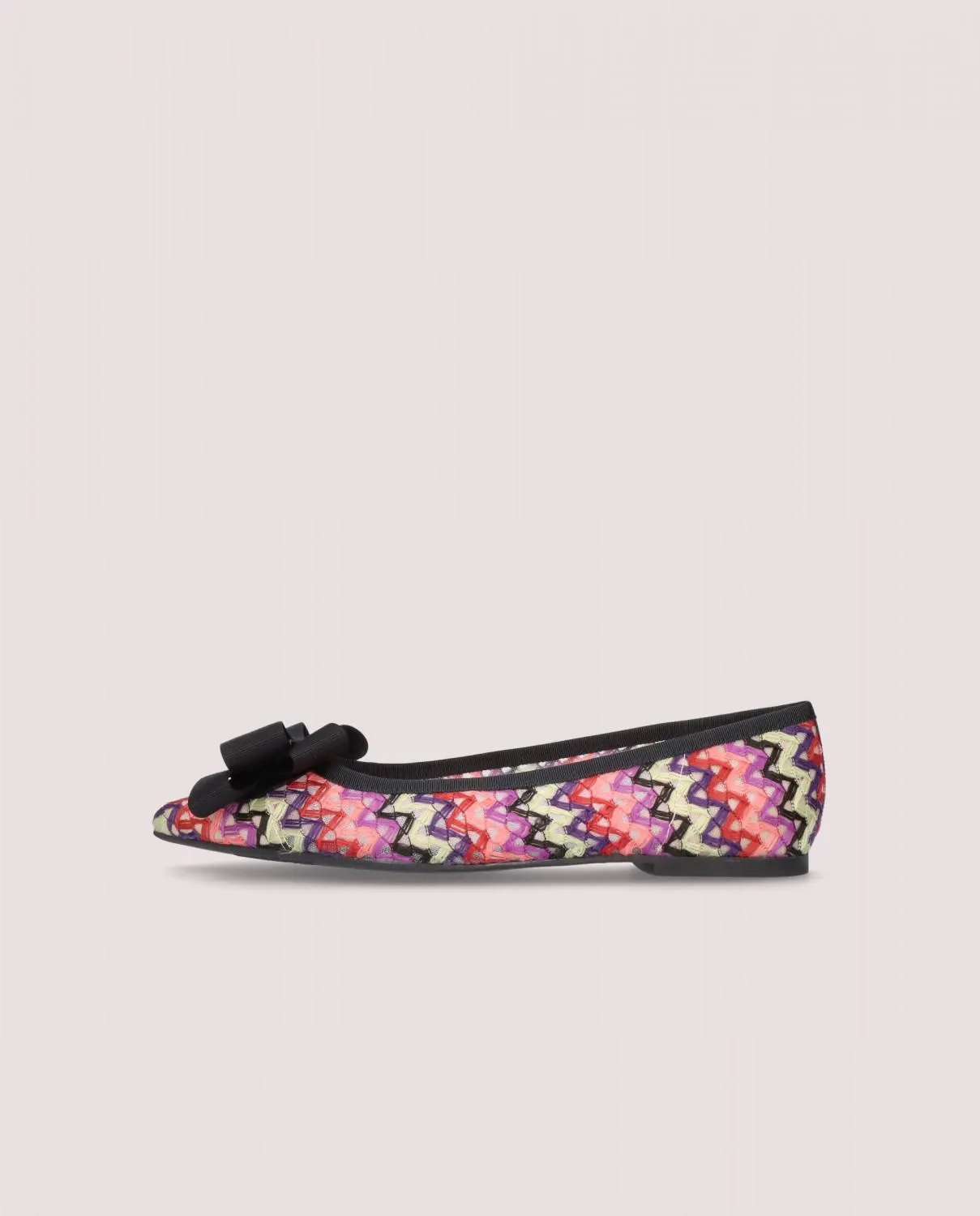 Bailarina de punta fina modelo Ella en tejido trenzado multicolor con lazo XL de tela color negro, suela de goma y plantilla de piel.