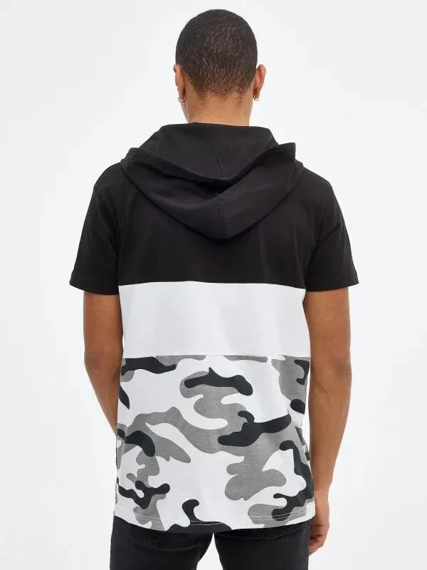 Camiseta camuflaje print con capucha