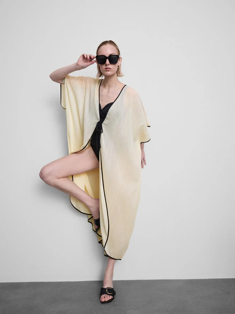 Kimono de playa transparente con ribetes en contraste