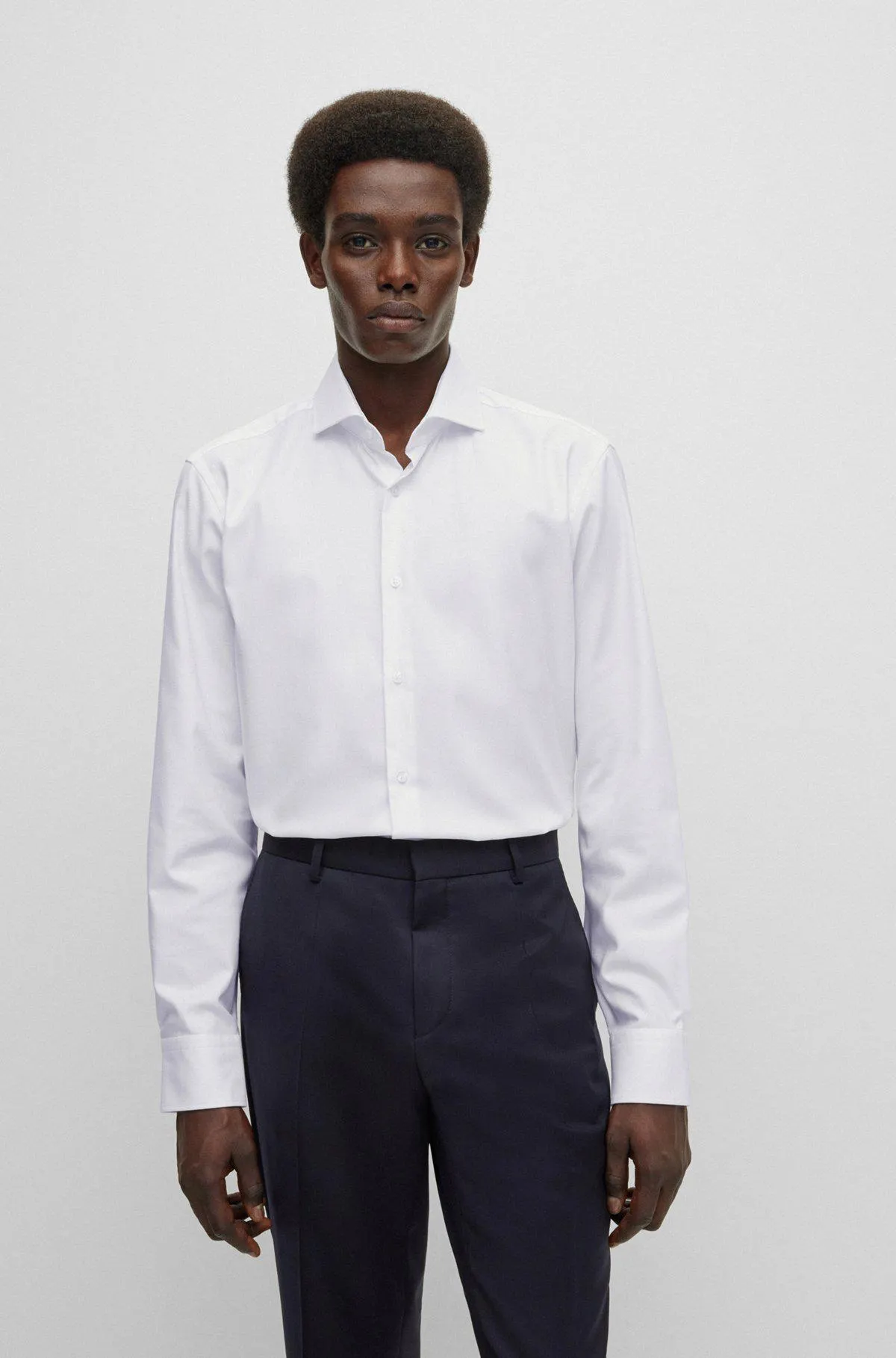 Camisa regular fit en sarga de algodón elástico de planchado fácil