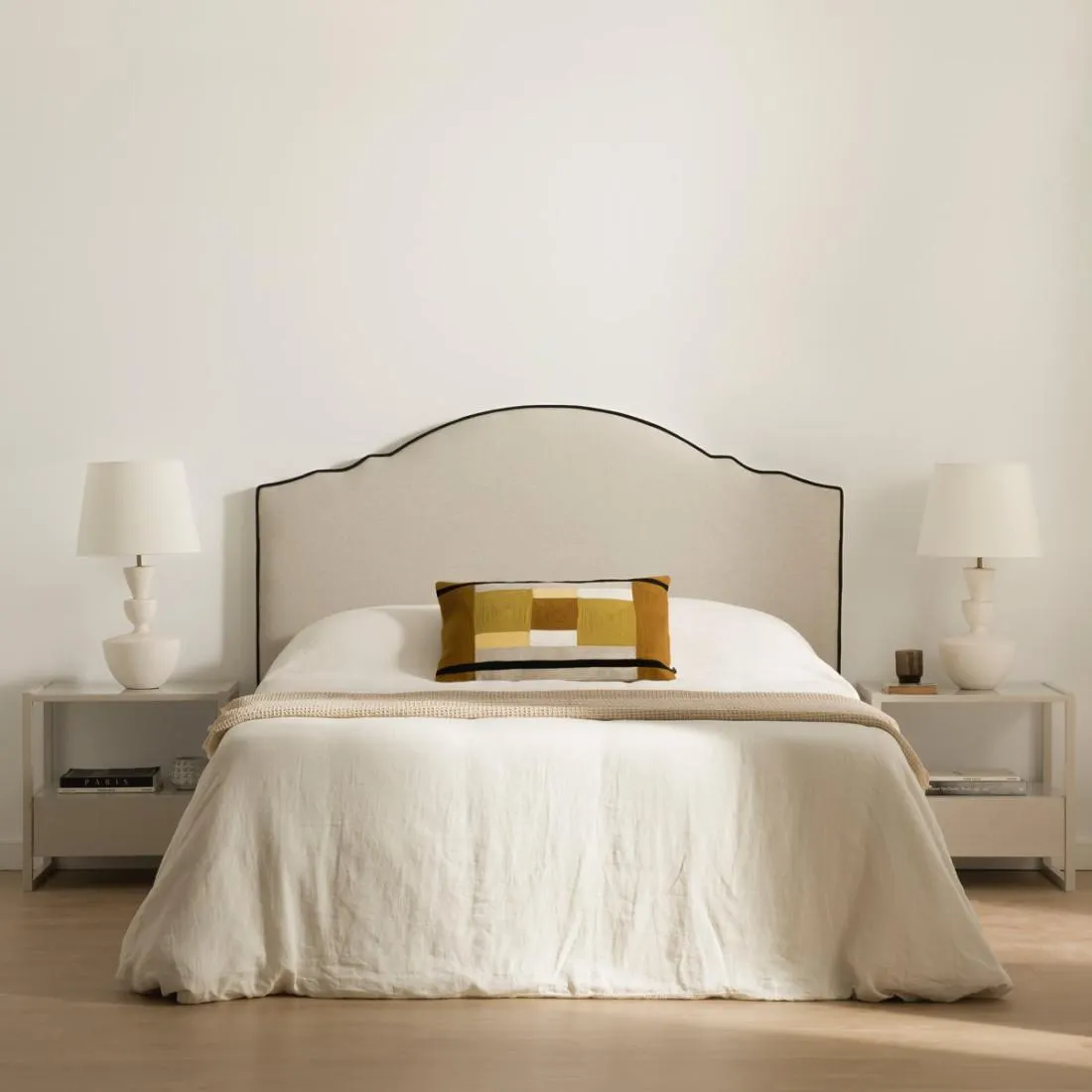 Cabecero tapizado 150/160 beige ribete negro