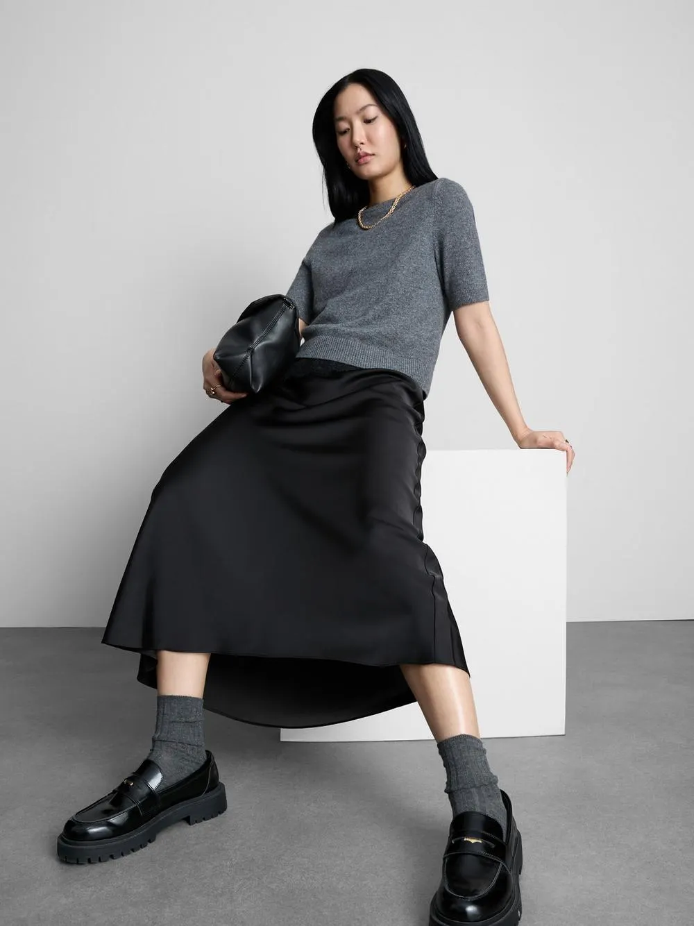 Falda midi de satén de The Edit