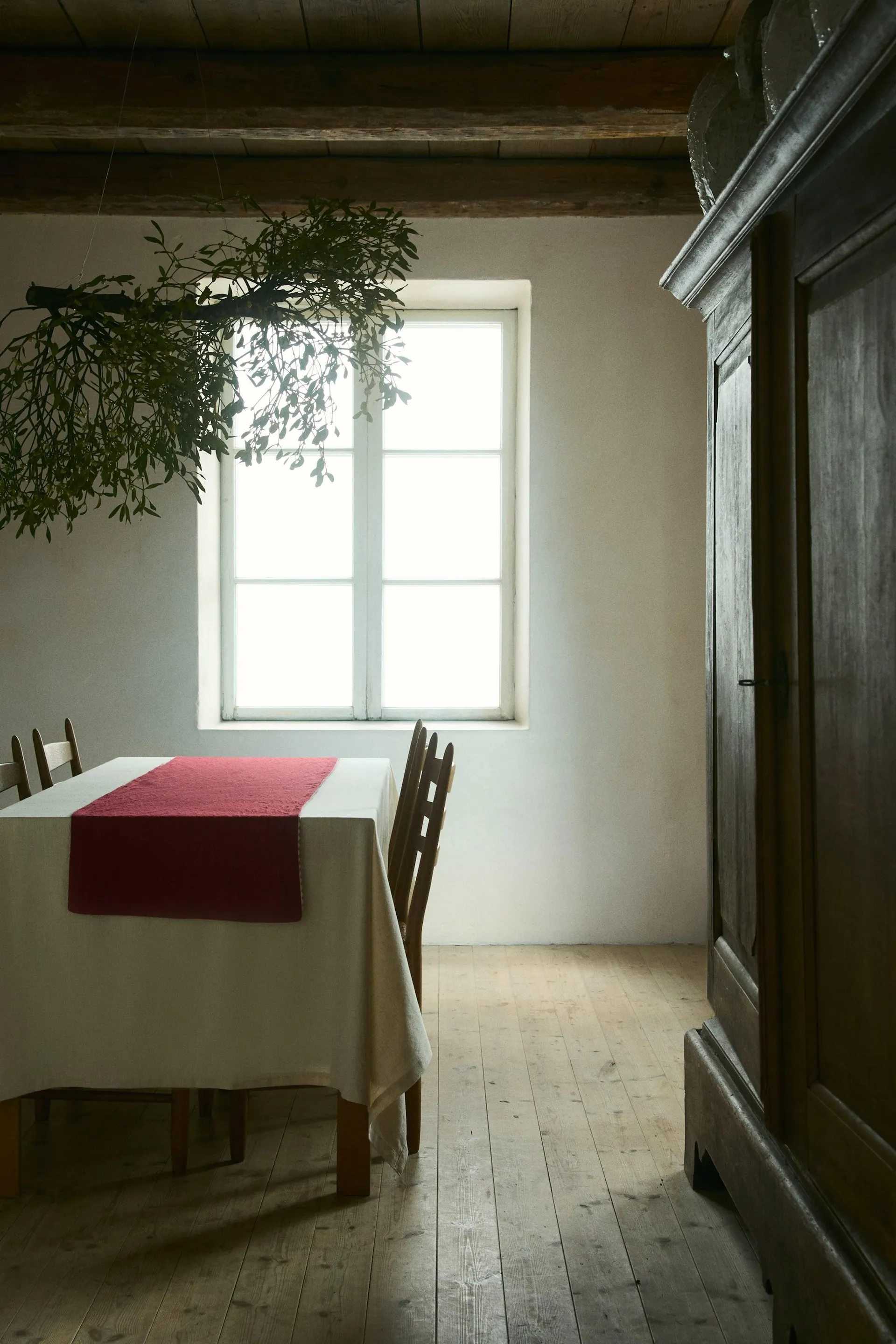 Corremesas con ribete festoneado