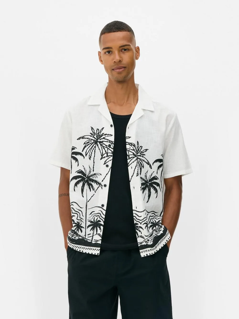 Camisa con estampado de palmeras