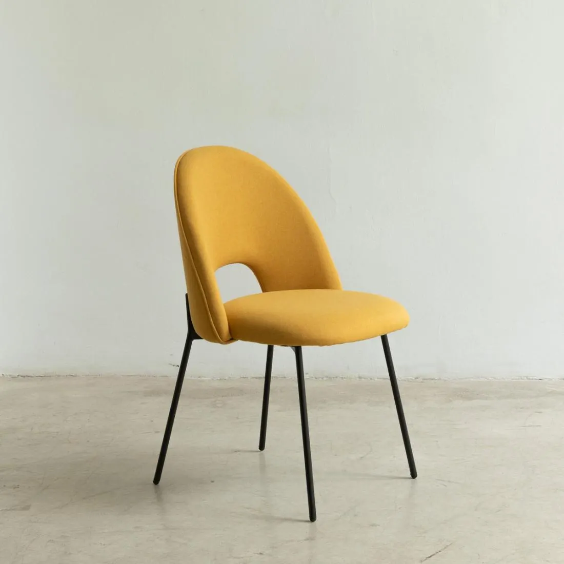 Silla tapizada mostaza