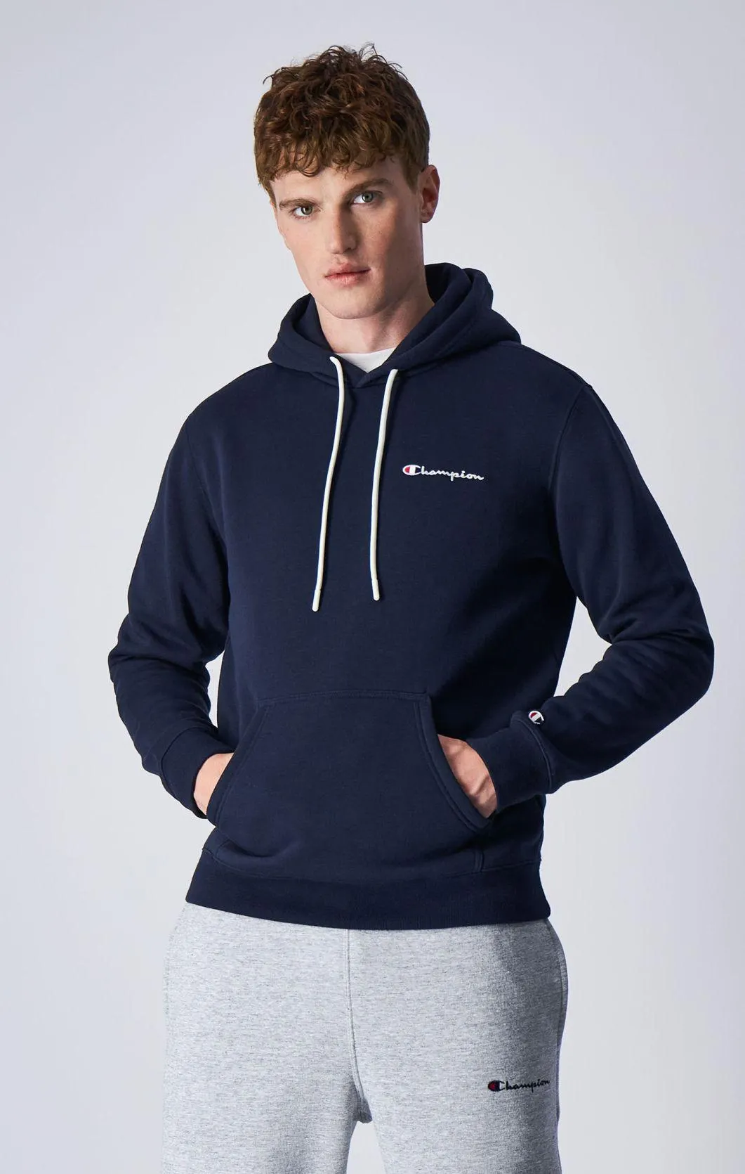 Sudadera de felpa perchada con capucha y logotipo de texto pequeño