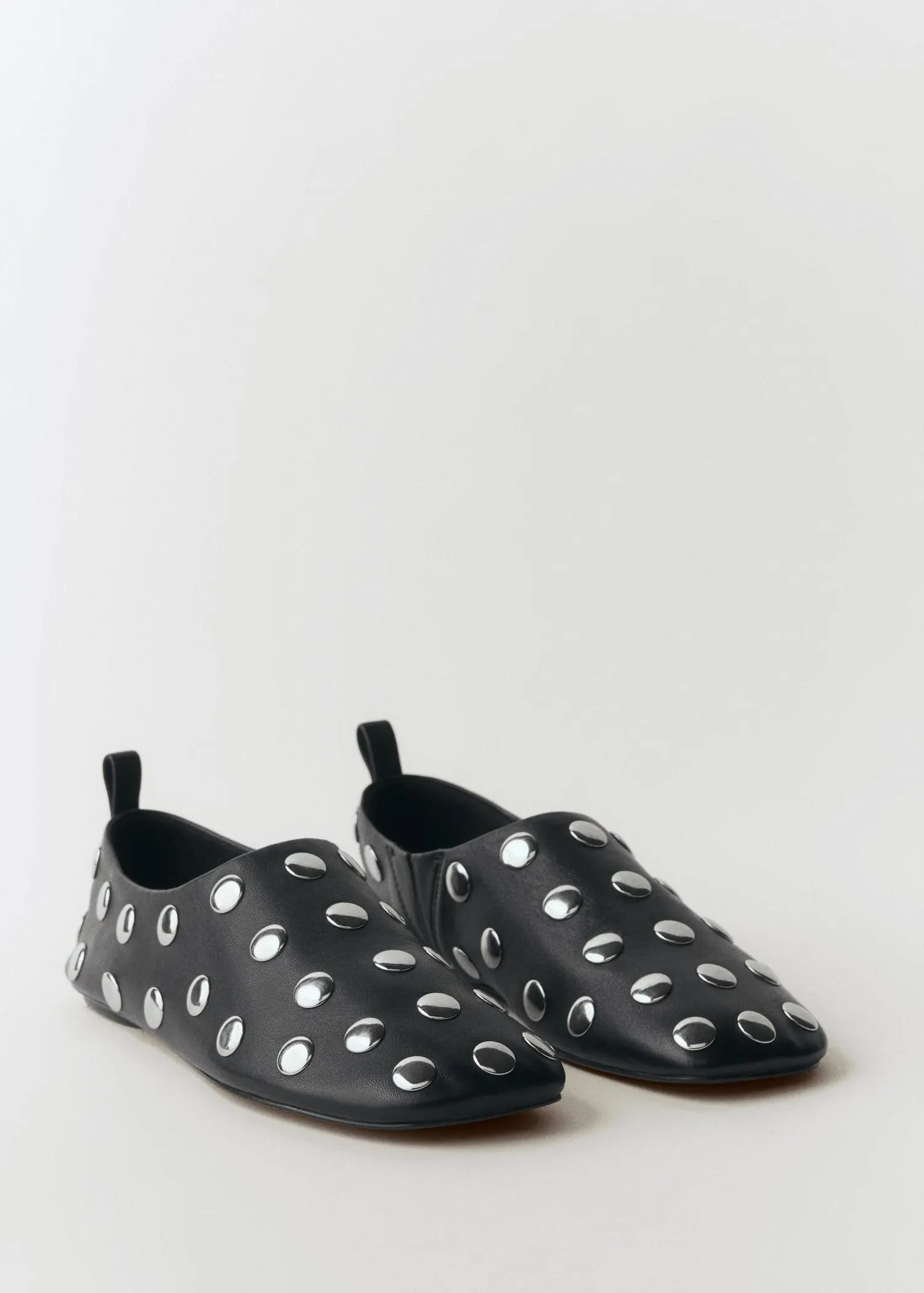 Zapato piel tachuelas