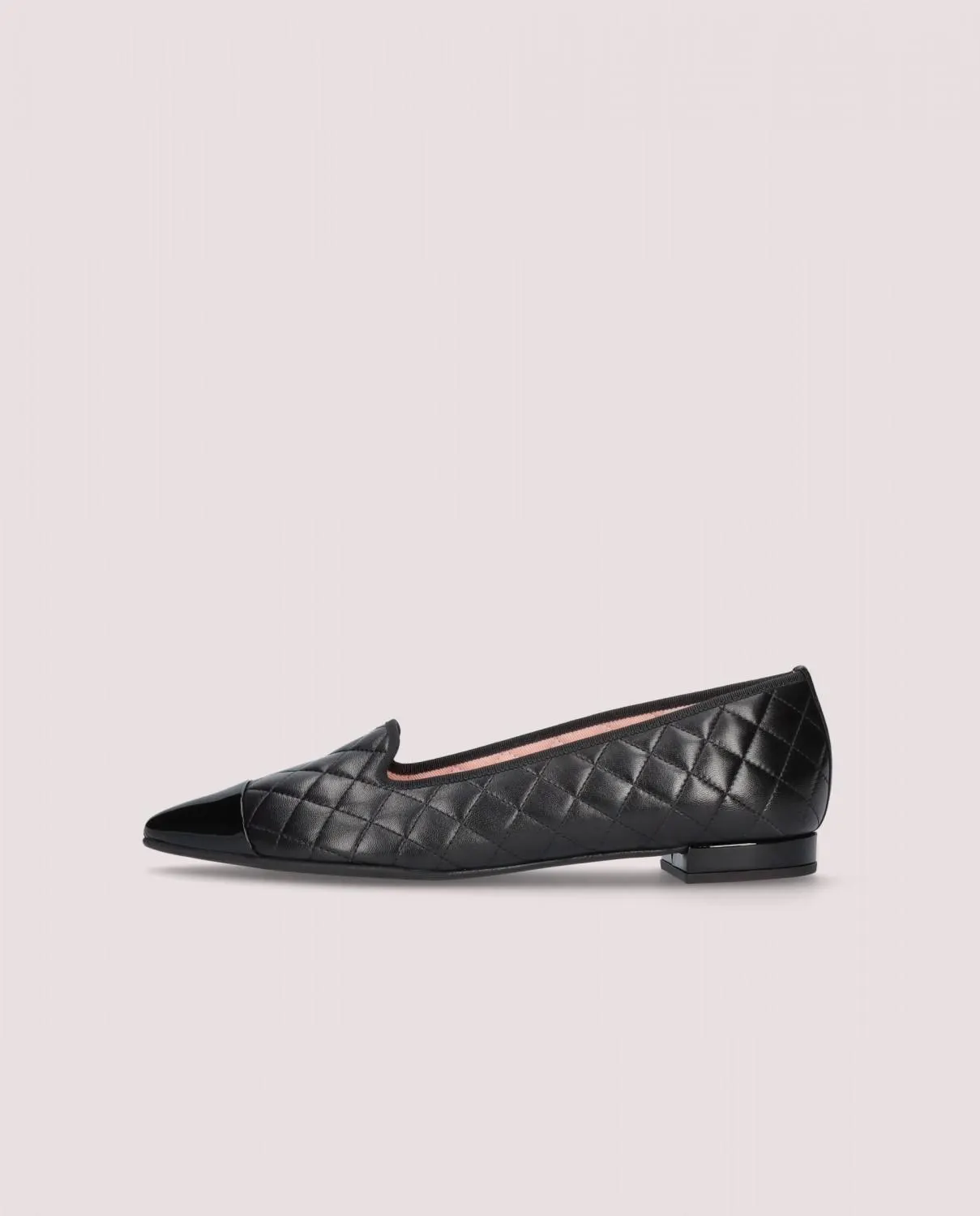 Loafer de punta fina modelo Ella en napa acolchada negra con puntera de charol negro, suela de goma, plantilla de piel y forro de tela