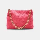 Bolso bandolera en teddy con asa de cadena