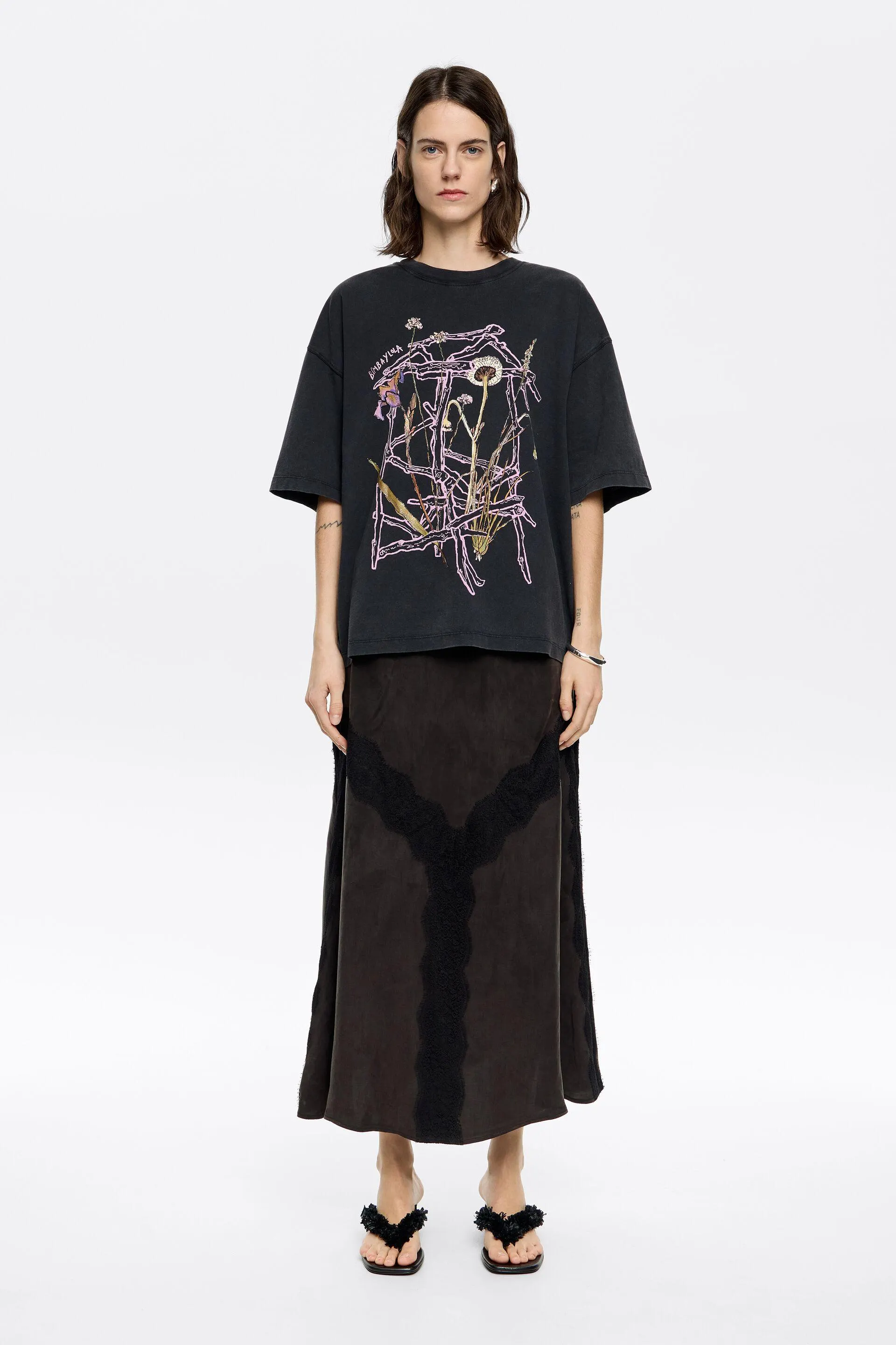 Falda línea A encajes negra