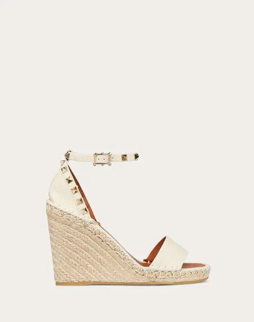 SANDALIAS DE CUÑA ROCKSTUD DOUBLE DE PIEL DE BECERRO GRANULADA CON TACÓN DE 105 MM