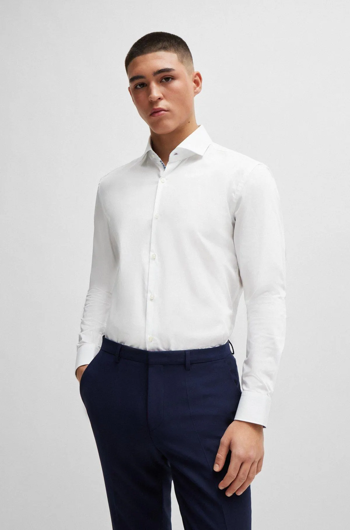 Camisa slim fit en sarga de algodón de planchado fácil