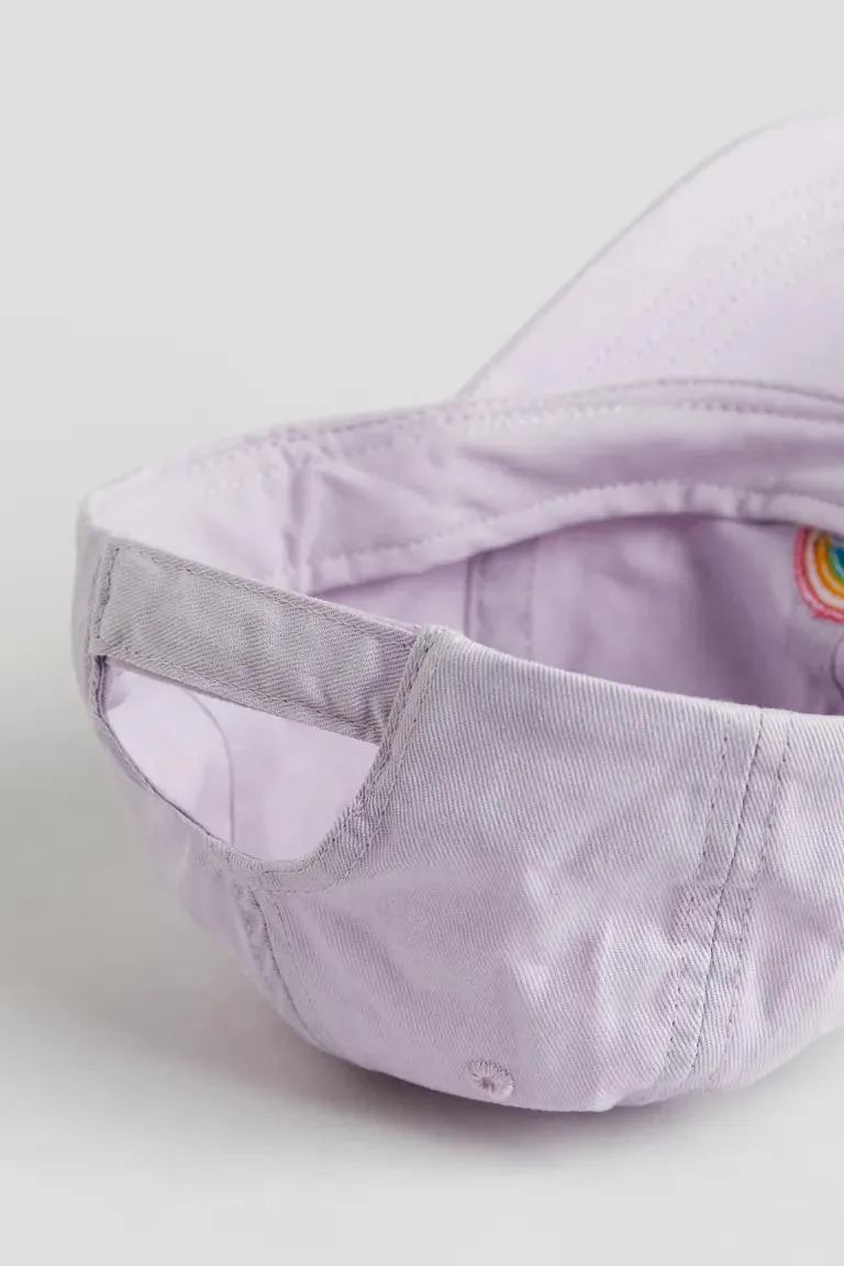 Kirjailtu puuvillalippis