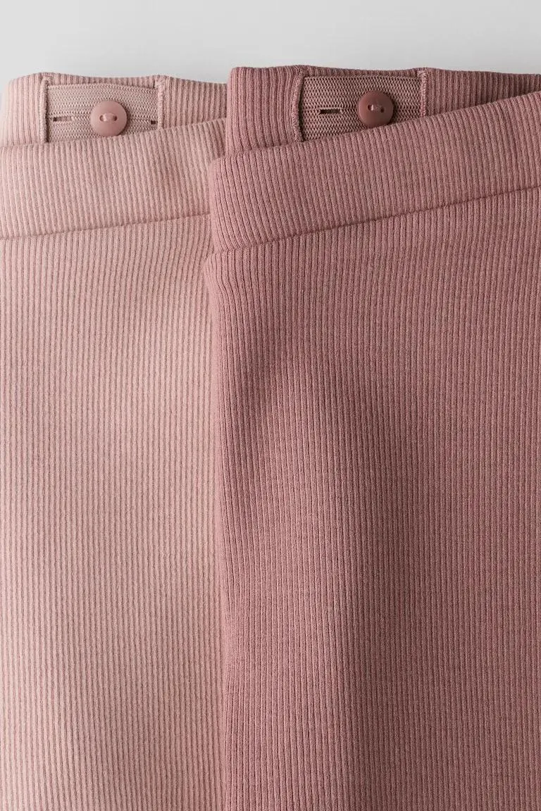 2 kpl ribattuja pyöräilyshortseja