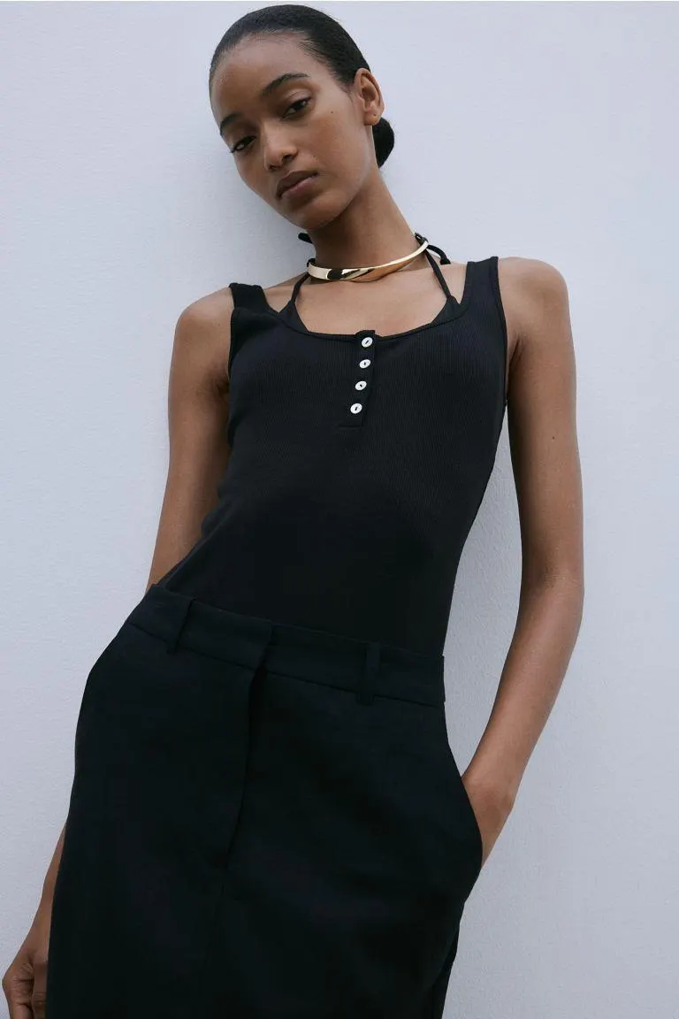 Ribattu napillinen toppi