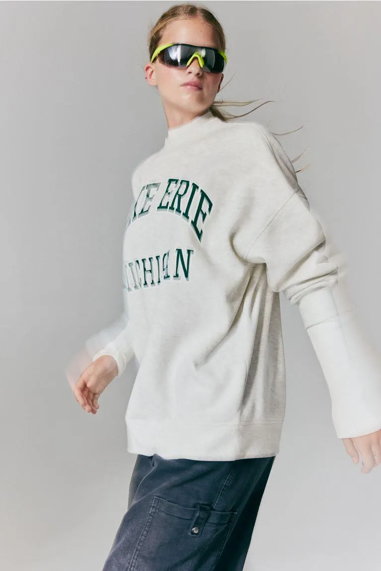 Kuvallinen oversize-collegepusero