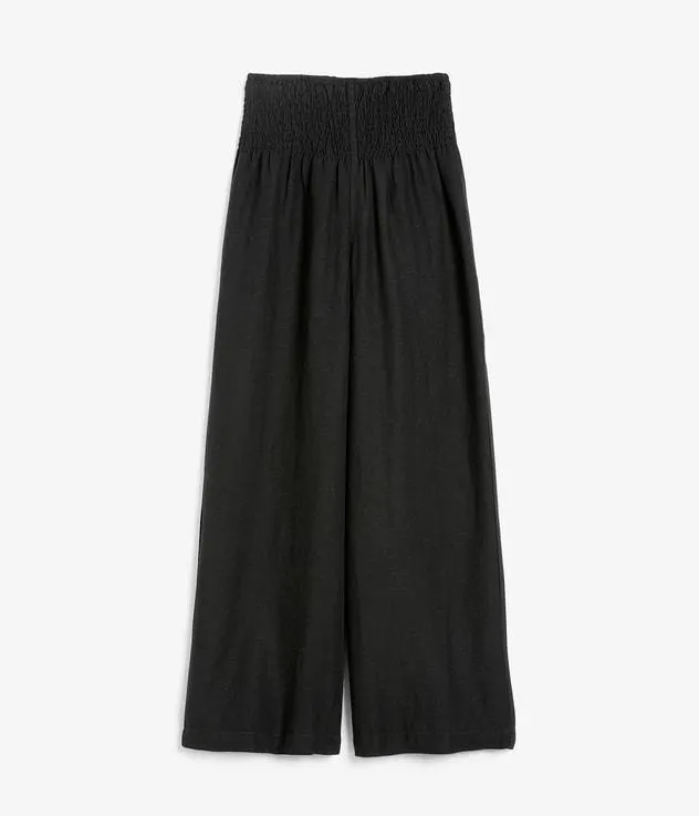 Pellavasekoitetta olevat leveät housut