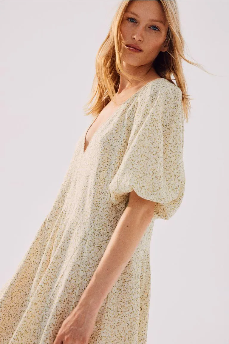 Alaosasta levenevä mekko