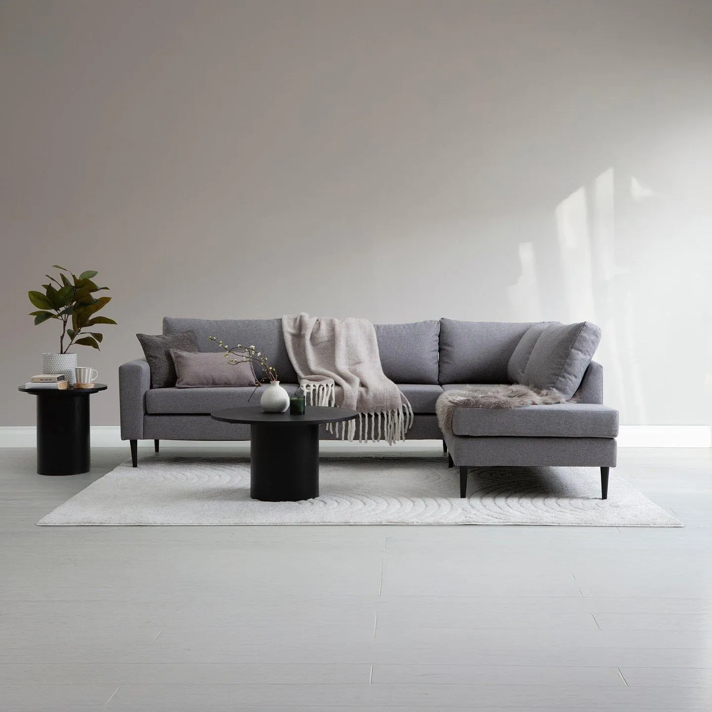 avokulmasohva oikea harmaa, mustat jalat