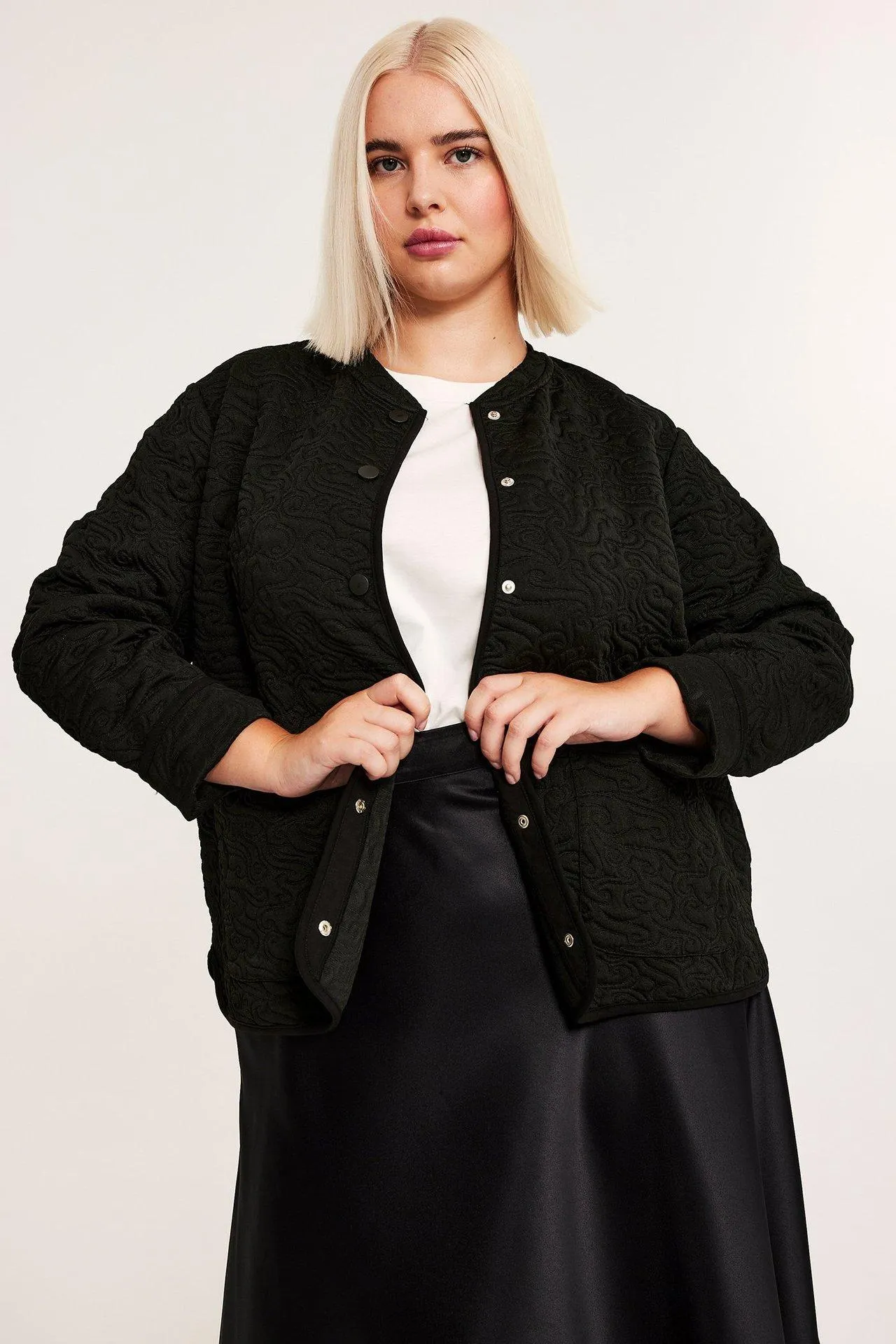 Tikattu takki, jossa napit